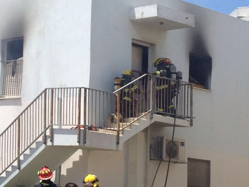  بالصور: حريق كبير داخل احد المنازل في حي المحطة بمدينة اللد دون وقوع إصابات 